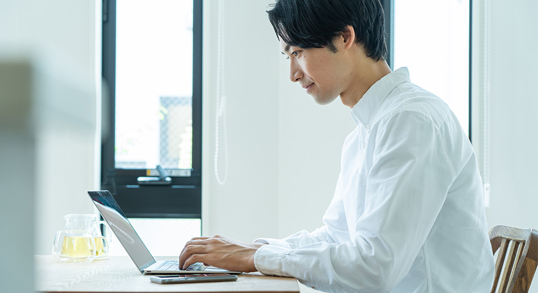 SwiftエンジニアがリモートワークでiOSアプリを開発するイメージ