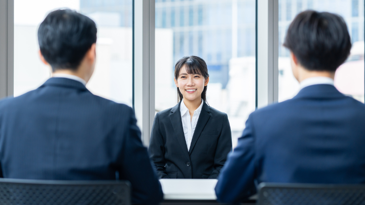 第二新卒転職の有利・不利を業界・職種別に示すイメージ図