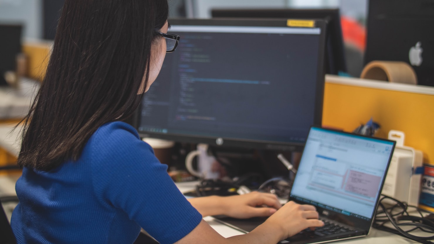C#でシステム開発を行うエンジニアのイメージ