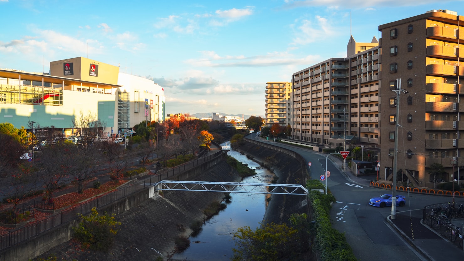 宮城でのリモートワーク転職をイメージした写真（都市部の住宅街）