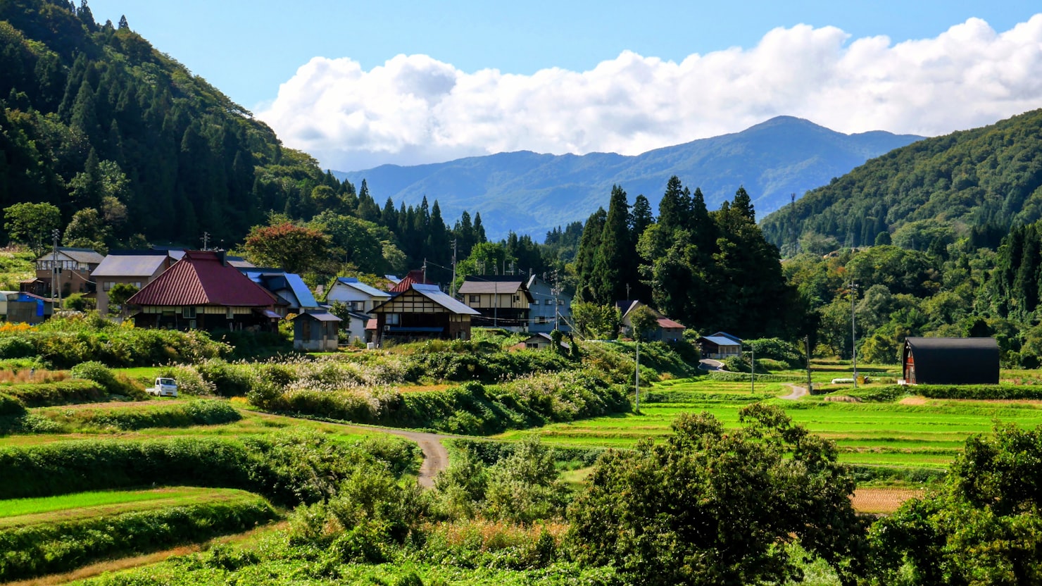 長野でのリモートワーク転職をイメージした写真(山あいの集落)