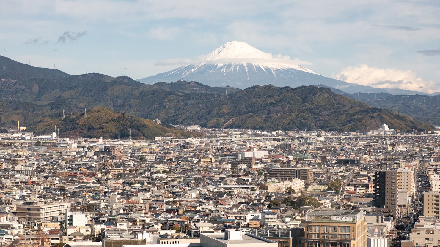 静岡の街並みと富士山、リモートワークで働くエンジニアのイメージ