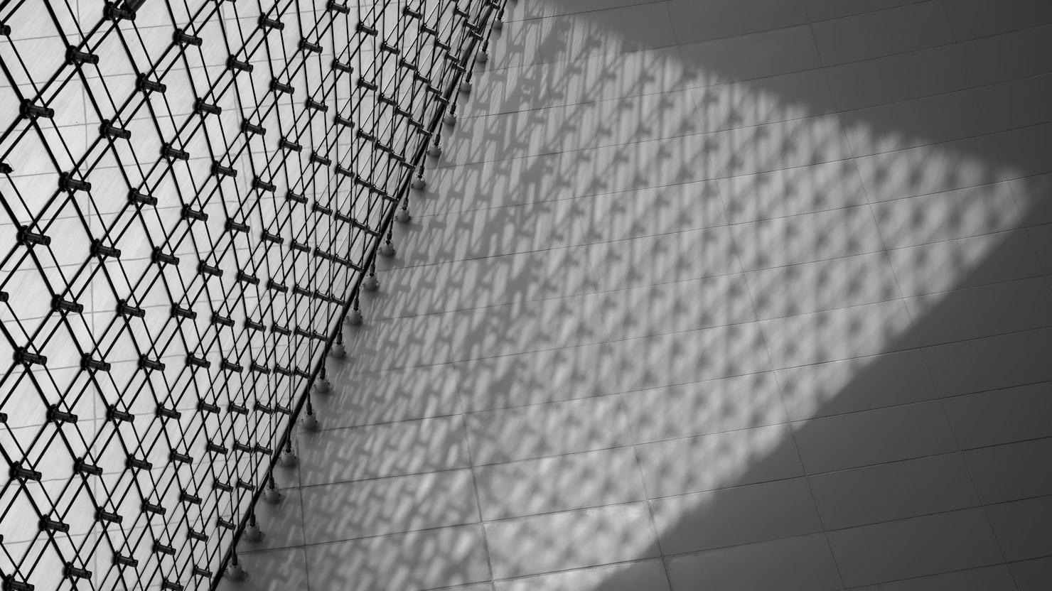 複写の枚数を決めるのは誰か？求人で見る控えの持ち手のイメージ写真