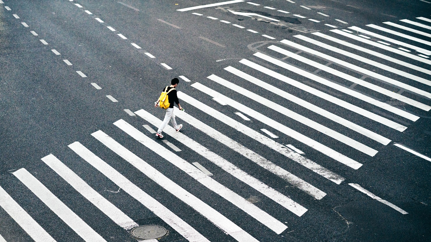 派遣と正社員が並ぶ現場｜書面の読み場所のイメージ写真