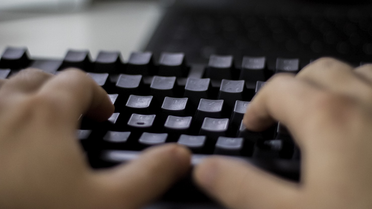 エラーの文言は誰が決める？求人で見る業務側との距離のイメージ写真