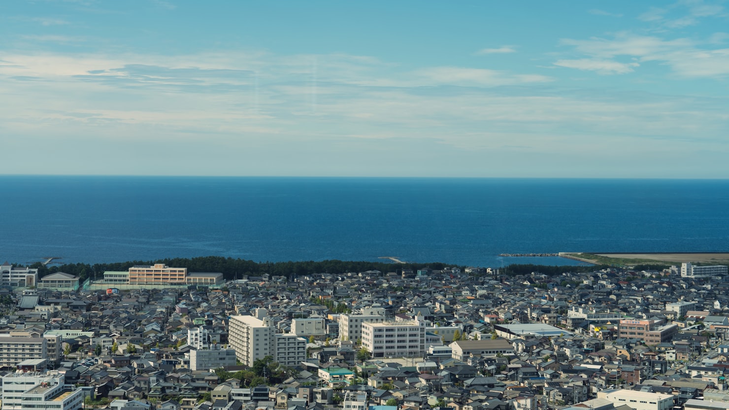 県外就職で求人票の読み方が変わる点｜出社条件と給与基準のイメージ写真