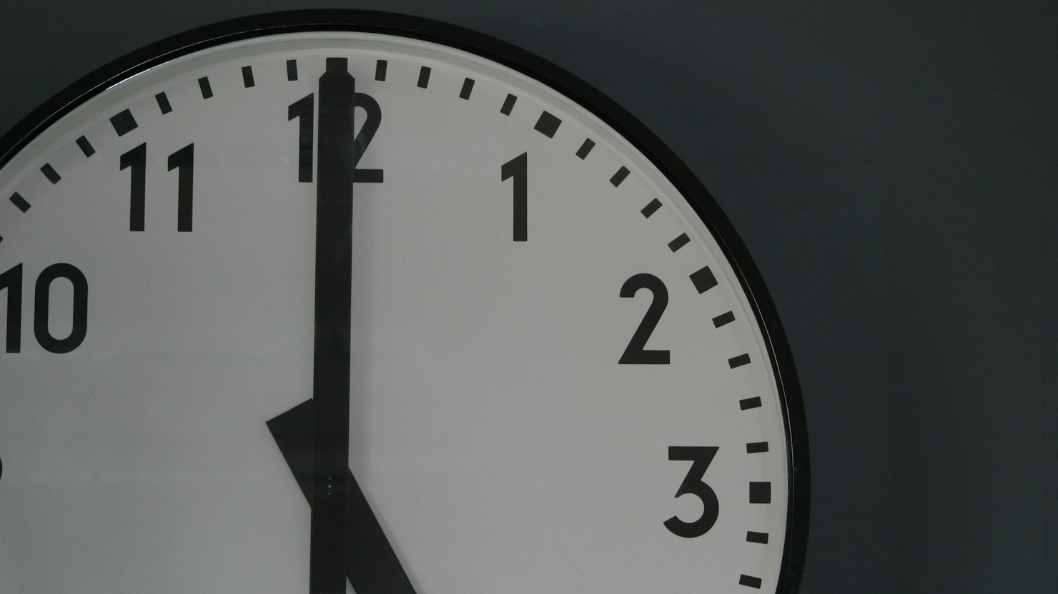 36協定の45時間とは|月の残業の上限で超過は年6か月まのイメージ写真