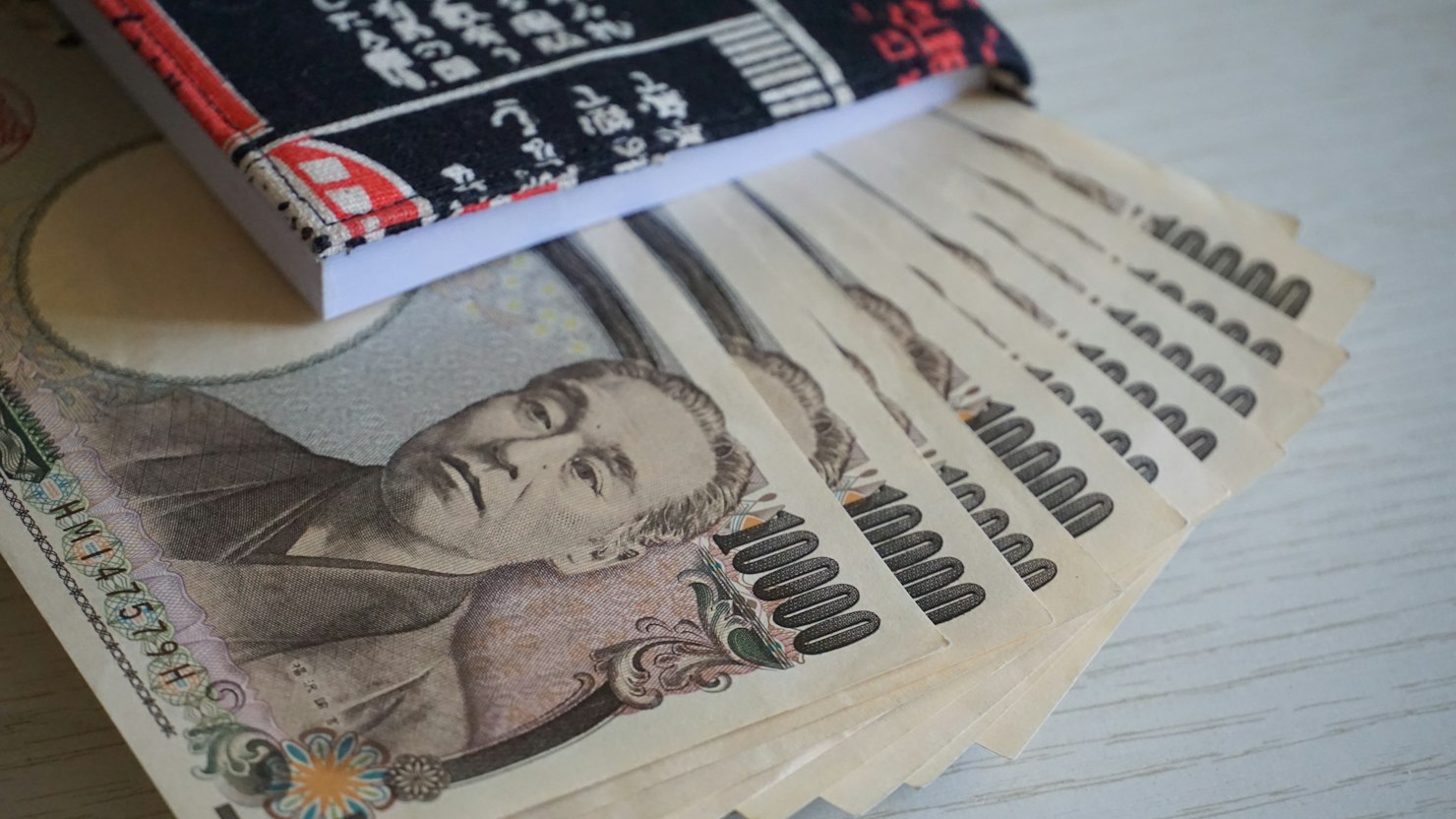 昇給額の平均は月1万3,601円で会社が大きいほど多いのイメージ写真