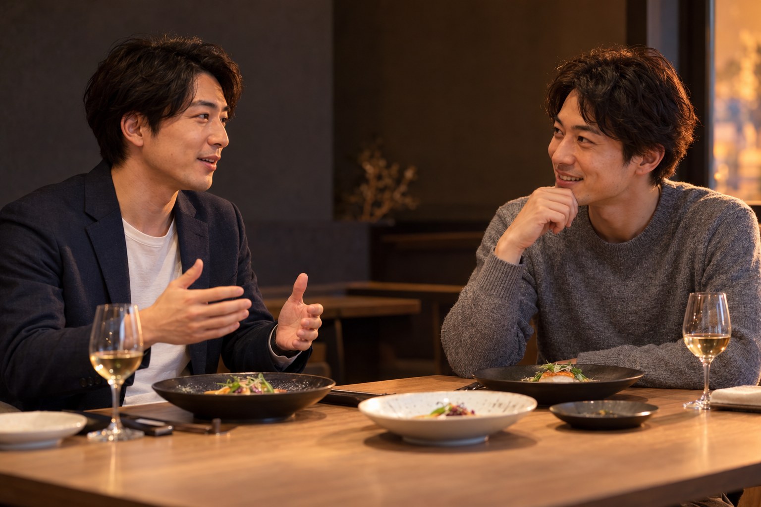 夕方の落ち着いた店で、紹介のお礼を伝える友人2人